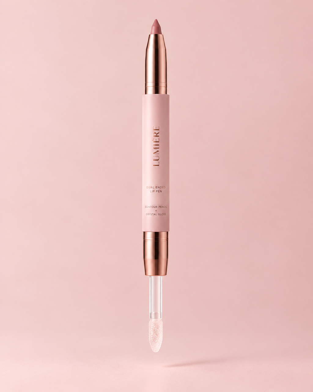 Caneta 2 em 1 LUMIÈRE: lápis contorno matte de um lado e gloss cristalino do outro, sobre fundo rosa
